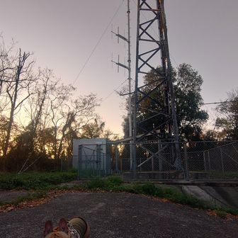 10分くらい歩いたら神道山に到着
塔が目印の眺望もないお山
みんなは鷲羽山とセットでいくみたい