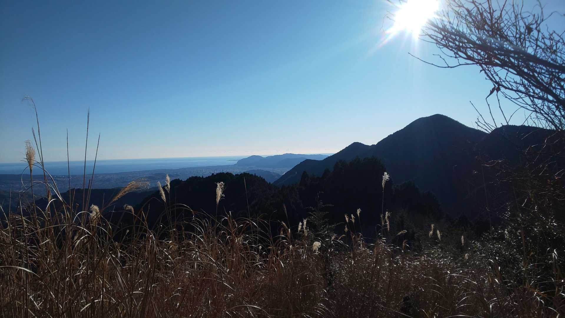 遠くに高草山