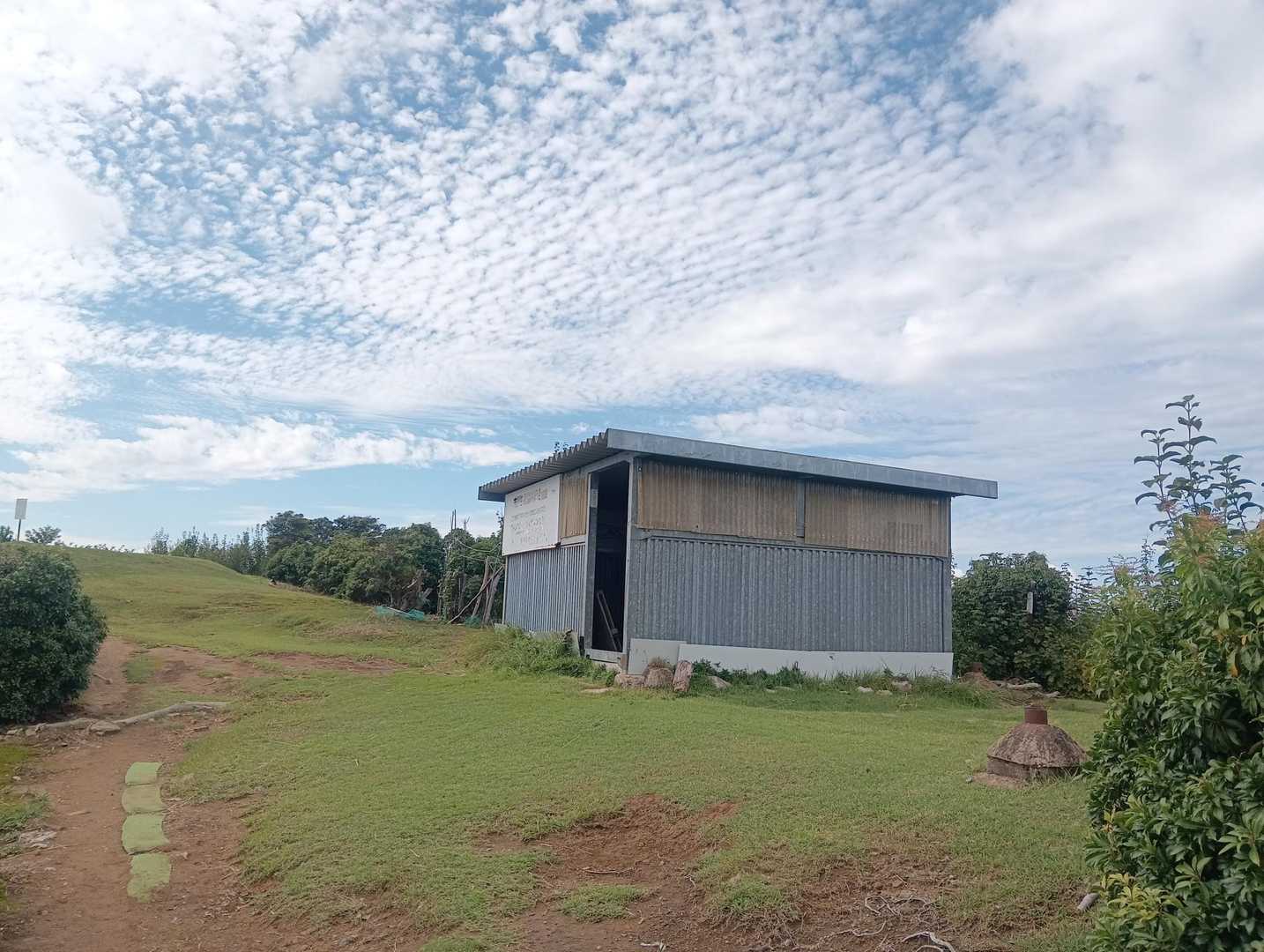 鱗雲と林業小屋