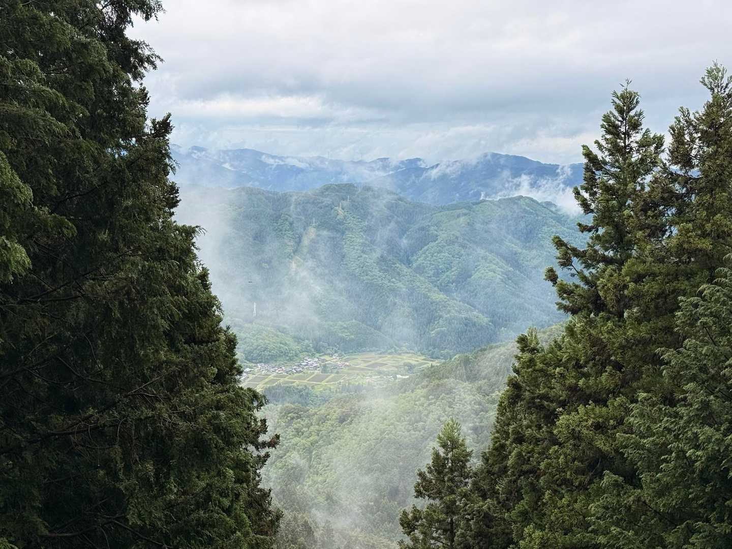 戻りは舗装道路から
合間からの景色