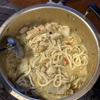 朝でーす。

朝の外はマイナス５度でした。でも、この小屋は機密性が素晴らしく高くて、薪の火が消えた後も、寝袋に入っていれば問題ないくらい寒くはなかったです

朝はうどん。まだまだ大量に残っていた鍋の具材も投入して