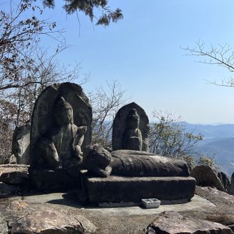 ずいぶん小ぶりな寝はん像