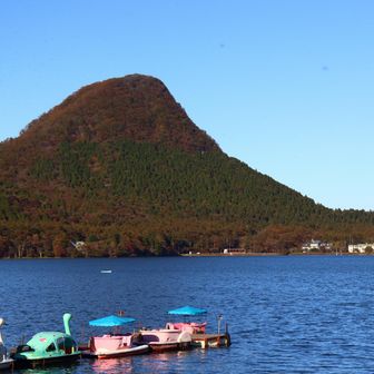 湖岸に下りて、特徴的な烏帽子岳。