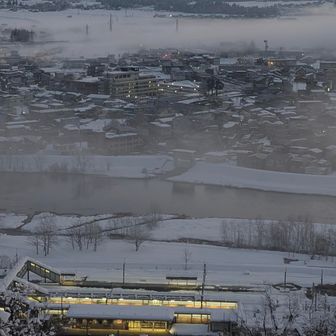 そろそろ目覚めの小出の街
只見線いない🚃