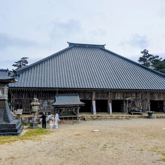 大峯山寺御本堂に御参りさせて戴きました。今日は山伏衣装の方が多く、厳かにホラ貝の笛を聞きながら御参りでした。🙏