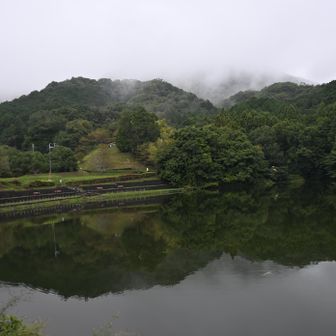 大池と二上山
