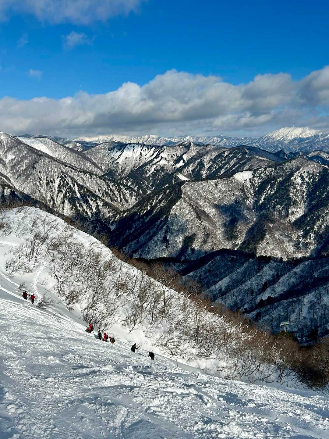 群馬の山は

見た目より標高は高くない。


けど、この圧倒的な
存在感には驚かされる。

かっこいい。

ほんとにカッコよすぎるのです！