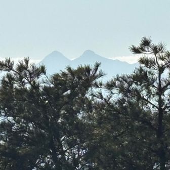 由布山も黄砂の中