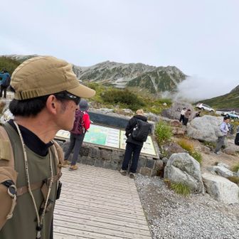 まだ石碑は行列