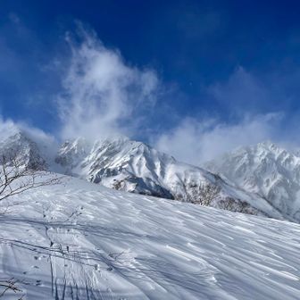 前には白馬三座。右から、白馬、杓子、白馬槍