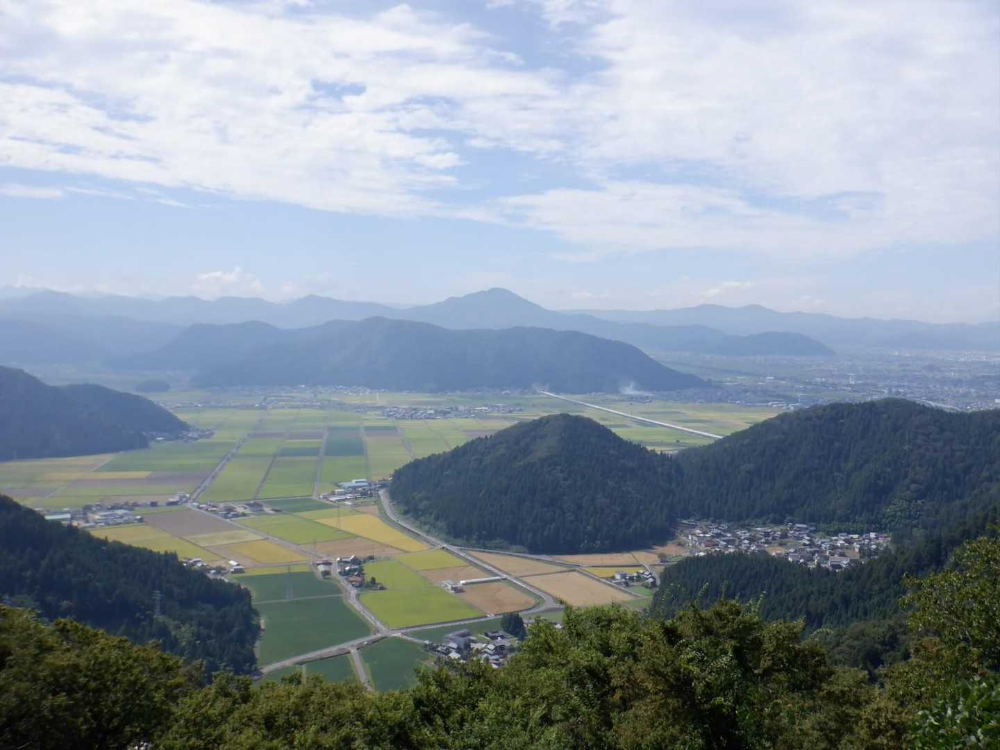 展望台から日野山、三里山
