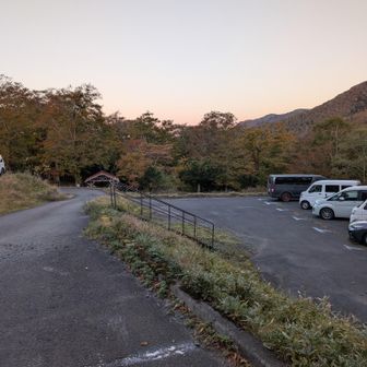 河原の坊駐車場
土曜朝5:30頃で、約4割ほどの埋まりよう
役場の職員がいましたね〜
シーズンではないので、自由な時間に出入りはできるようです