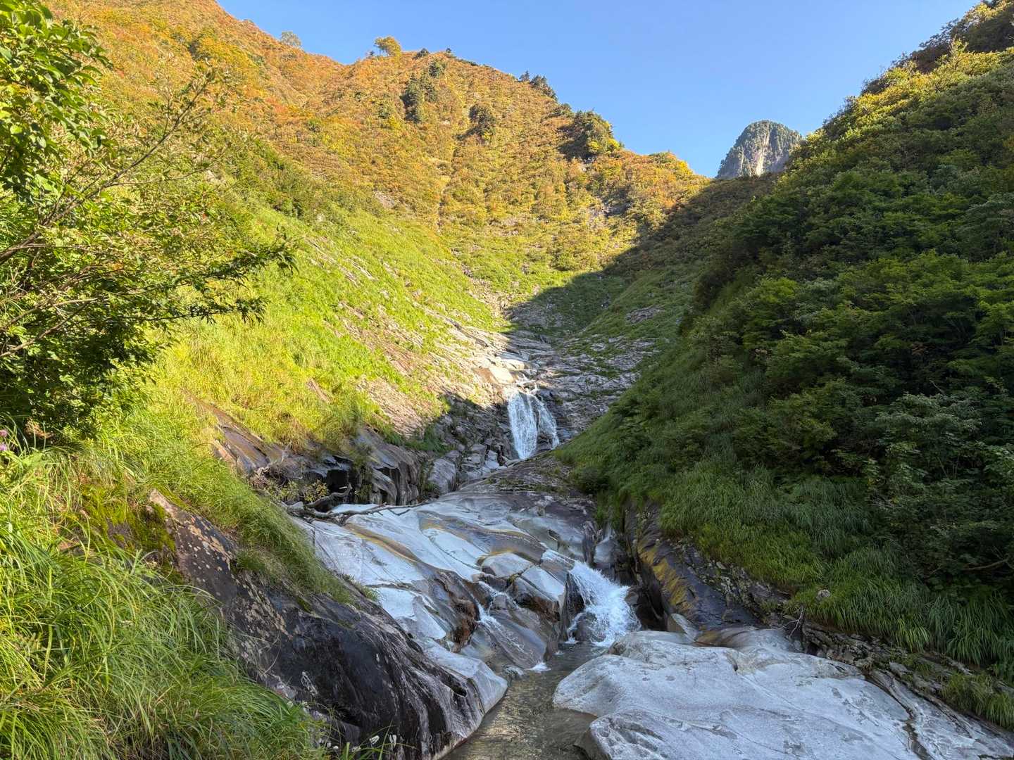 紅葉と、ひょっこり天狗岩。この辺りは右岸にルートがあります。