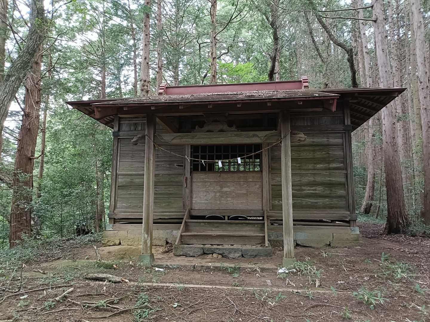 中腹に浅間神社があった。

ここは地元に愛されているタイプの身近な信仰の山ってわけか。