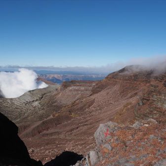 火口の噴煙も多めですが、稜線からガスが流れはじめました。