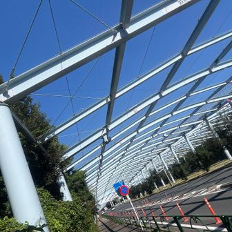 渡り切り、新木場駅を目指す。屋根枠みたない奴が続く。