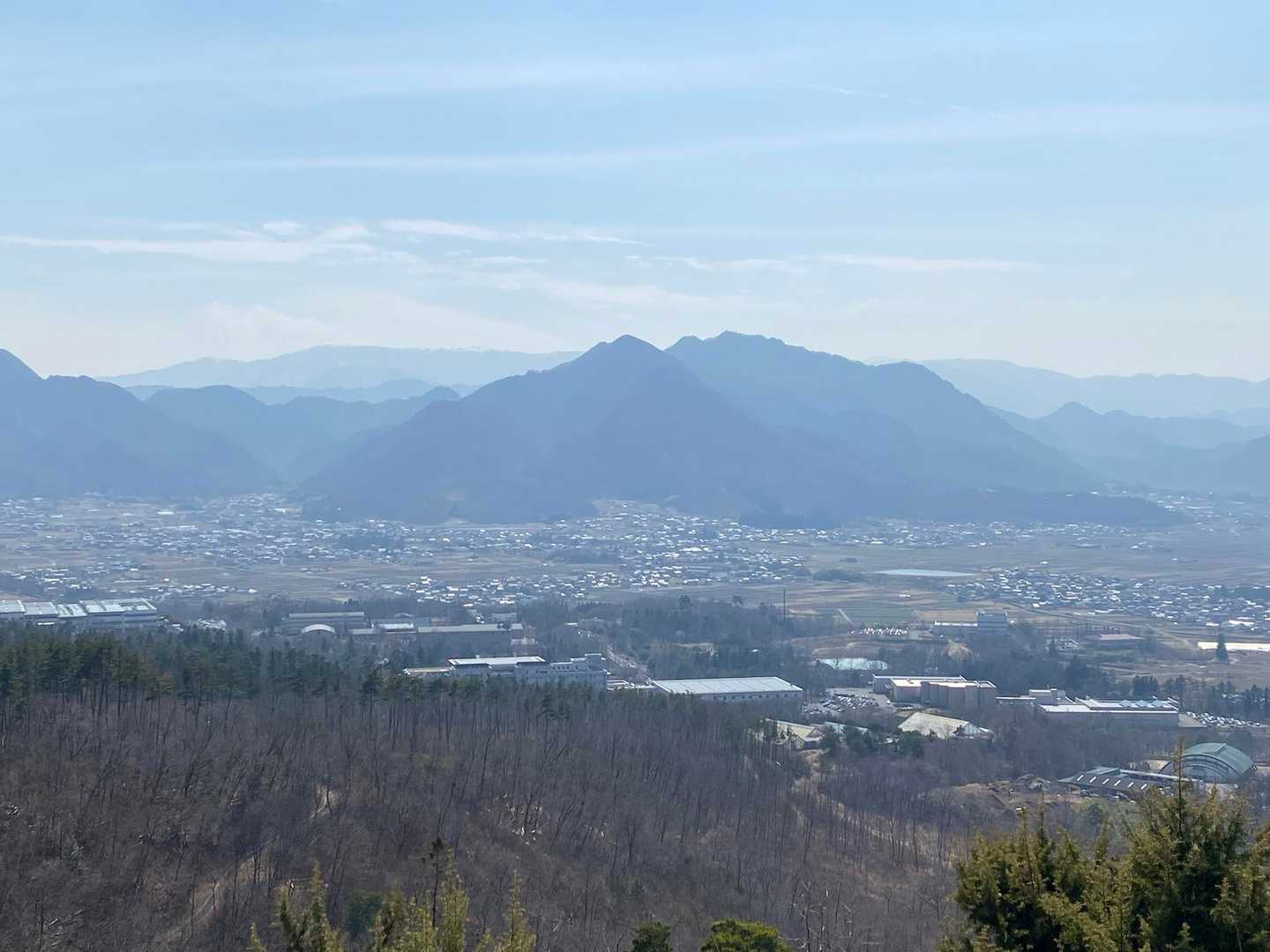 二つ岩からの眺め。中央奥は独鈷山。塩田平が広がっています