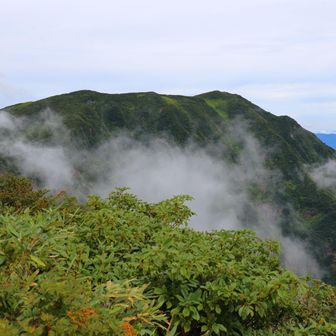鬼が面山より望む浅草岳。晴れませんねえ。