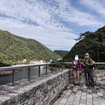 福智山ダム湖畔より山行開始。