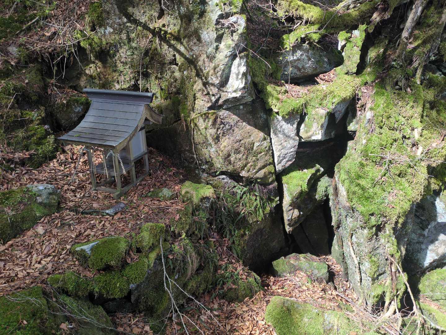 風穴です。神事では米か麦の団子を風穴に投げ入れます。ここから局地風の「やまじ風」吹き出すのだそうです…