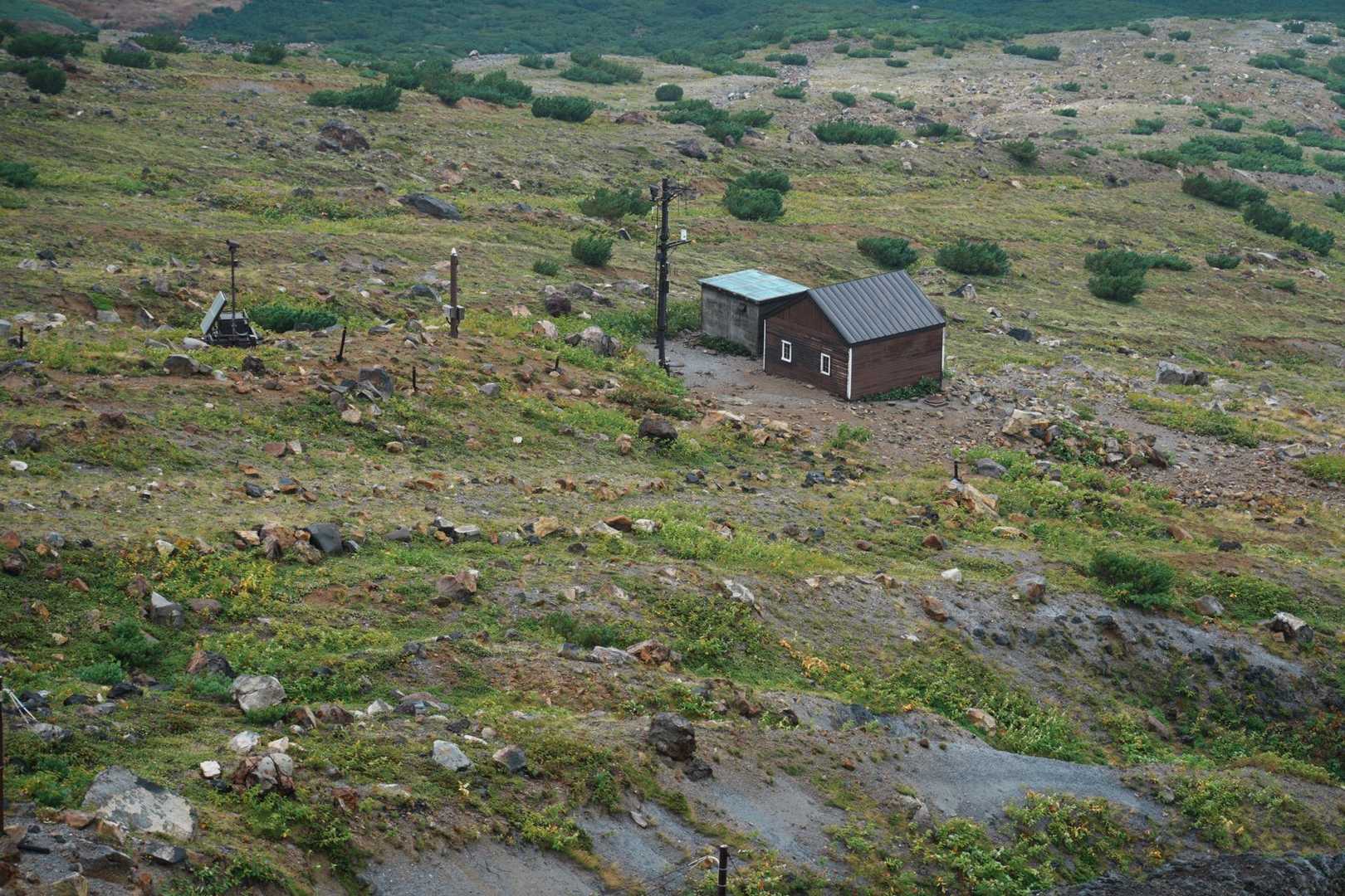 十勝岳往復 | 無機質な岩肌と大地の鼓動を感じるコースの写真