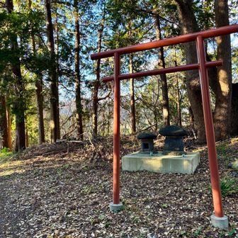 【浅間山⛰️山頂】
キノコの形の石碑が祀られてます🍄
リアルきのこの山ですね〜😙