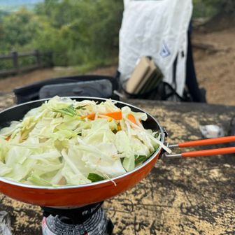 野菜盛り😆
肉、エビに出汁とエシュレバター。
麺つゆと醤油を加えまじぇまじぇ🌀