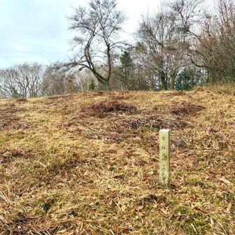 石碑に、「砦跡　大峰千畳敷遺跡」と記されているようだ。