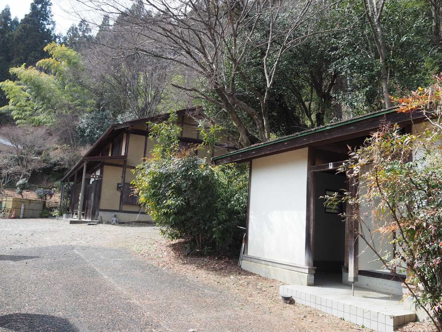 トイレと休憩所