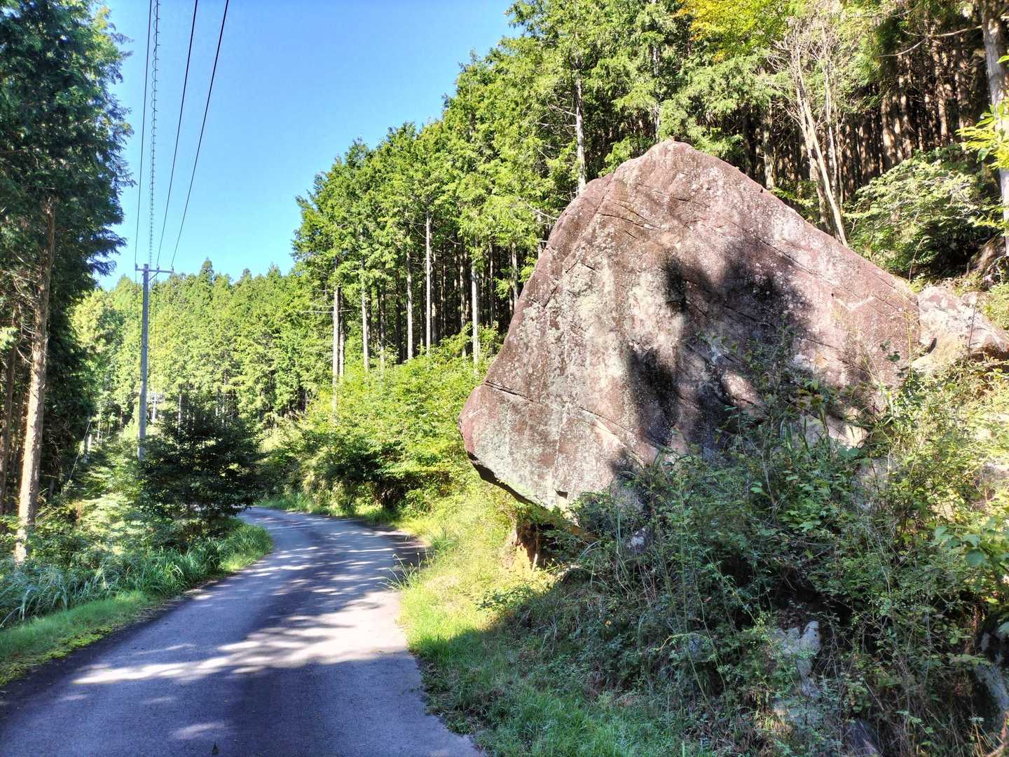 道路のすぐ脇にも大きな岩。