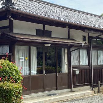 　神武天皇陵墓隣にある、宮内庁監区事務所。
全国で5箇所ですか？奈良県はここだけ。
　今まで巡って来た飛鳥周辺の天皇陵墓印を、頂戴しました。
　10印を戴きました。
　菊の御紋がある陵墓印帳を買っちゃいました。