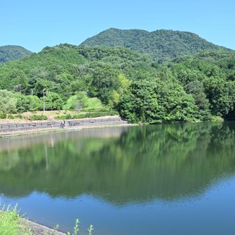 大池と二上山