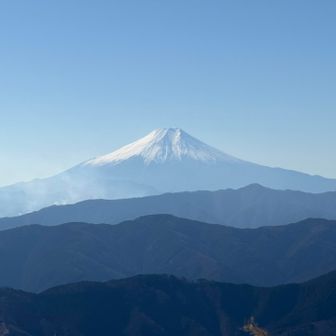 富士山の手前左手に上野原の山林火災の💨が見えます。
