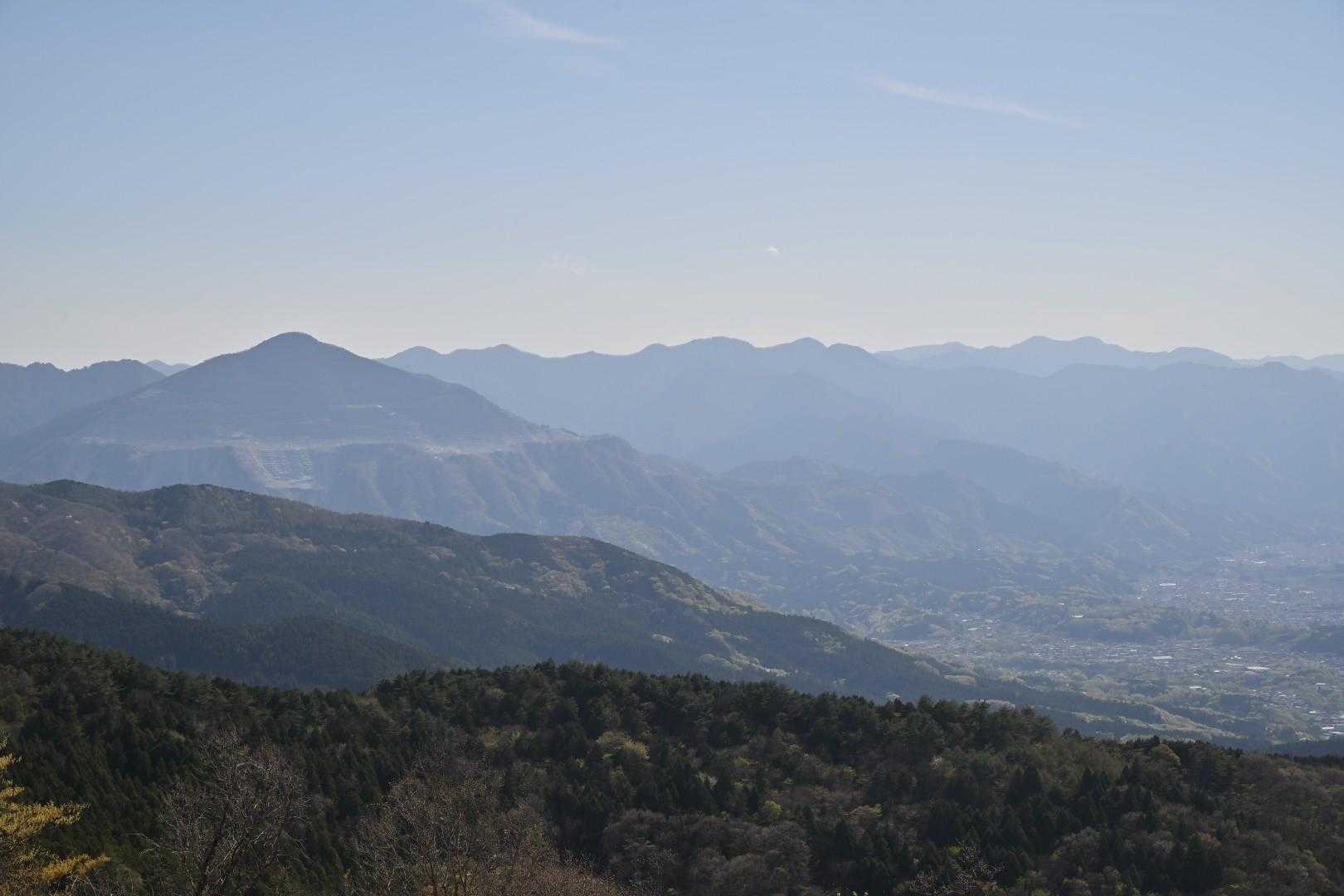 左のピラミダルな山は武甲山