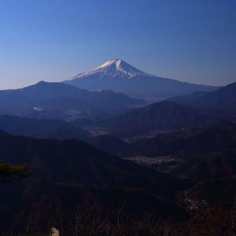 三ツ森北峰からの富士山。三ツ森北峰はこの登山で初めてまともな眺望が得られたポイントでした。麻生山に登る途中も富士山は見えていたのですが、あくまで木の幹の間からだったのです。
それにしてもここからの富士山、少々距離があるとは言え、山々と街並みが見え隠れする様はとても風情があり、富士見の名山に数えられていい気がします。