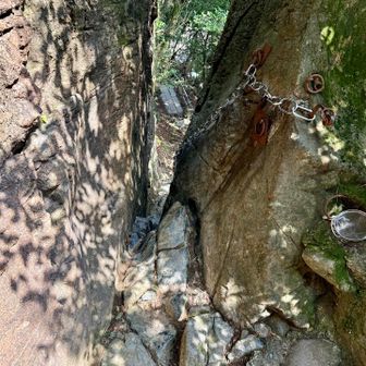 若杉奥の院にあるはさみ岩。

弘法大師が杖の一撃で岩を割って、奥の院への通路を開いたと言い伝えられている大岩。鎖につかまりながら通り抜ける狭い岩間は、「善人しか通ることができない」という言い伝えがあるらしい。