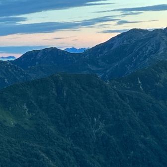 山の間に穂高連峰が見えます、1番右の山が槍が岳みたいです