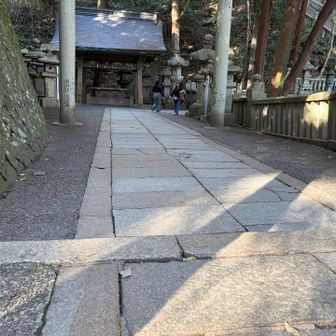 先に見える手水舎、、ではなく目の前の段差は、、、