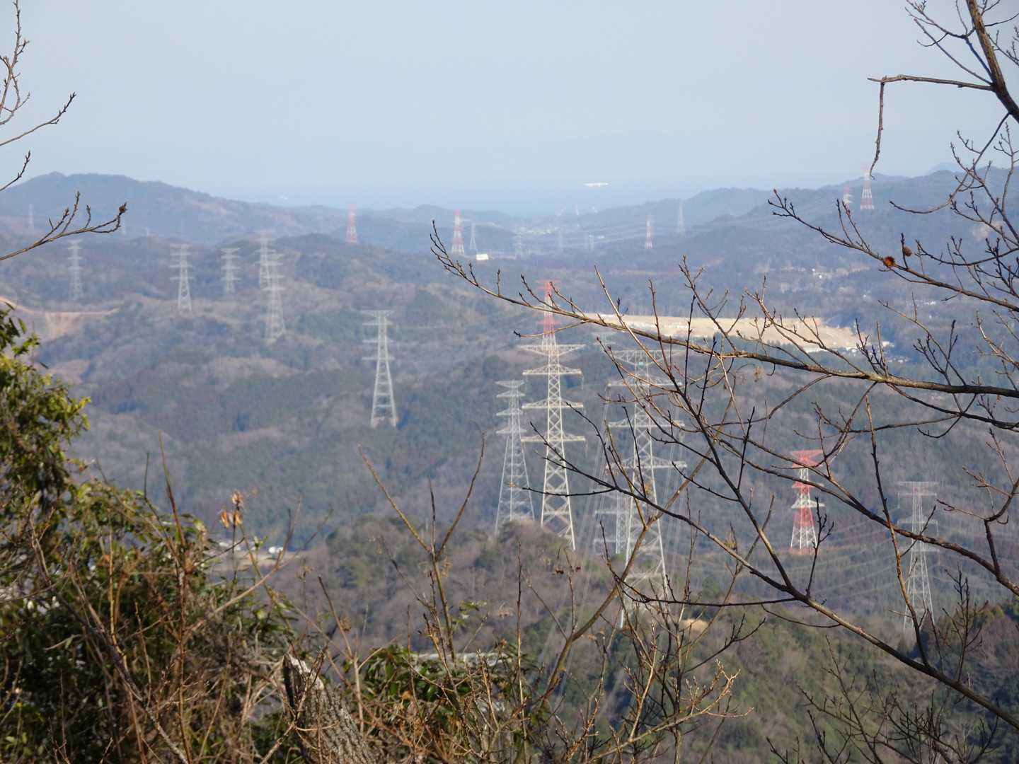 臼杵にある東九州変電所に向かって鉄塔が連なっています。九州電力の基幹送電ルート「日向（ひゅうが）幹線ですね。