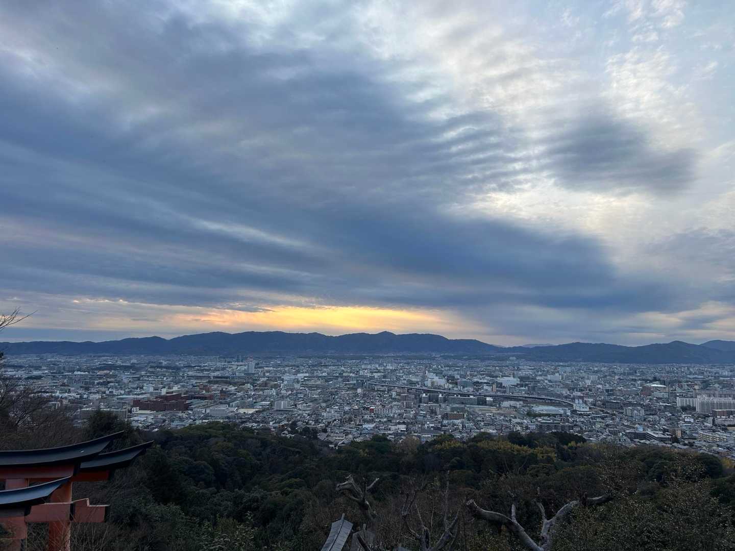 圧巻の千本鳥居を歩く、伏見稲荷山歩の写真