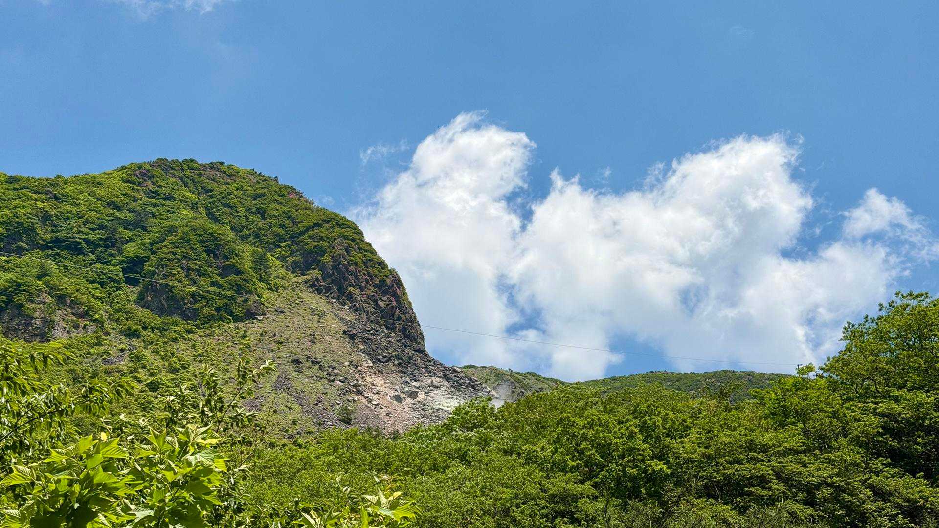上の方を見ると山に蒸気が上がるところがありました。