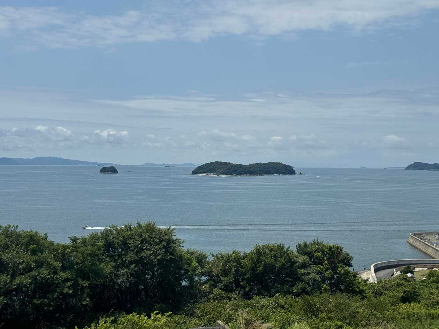 時々　吹く海風🌊が気持ち良いケド、なんせ暑いっ🥵
