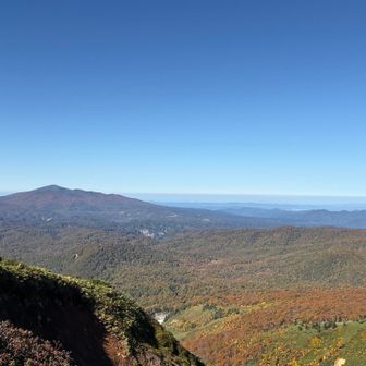 赤く色付いた森吉山が近くてビックリ！
よく登る大好きな山が見えると嬉しいですね。
