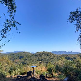 愛宕山展望台、もう着いた😳😂

お天気にも恵まれて
素晴らしい景色が広がっていました。
低山とは思えない眺望、お見事でした♪
山頂は丁寧に手入れされていて、
静かで快適空間でした！