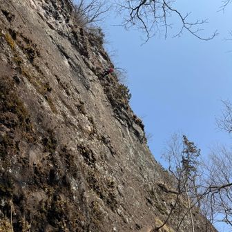 下から見るとこう😱
こんなとこ降りられるなんてロープってすごいな