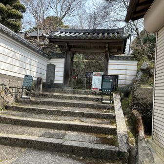 笠置寺の山門が見えて来ました。