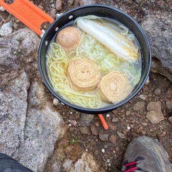 小太郎山に戻って、ラーメンです
1人じゃ、カップラーメンか、具なし袋麺、
のところですが、山友さん一緒なので、具入りにしました
かまぼこ、ゆば、煮卵、ネギも入れました
タンパク質多めです🤭