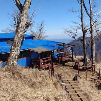 山頂から少し下りた所に青ヶ岳山荘。