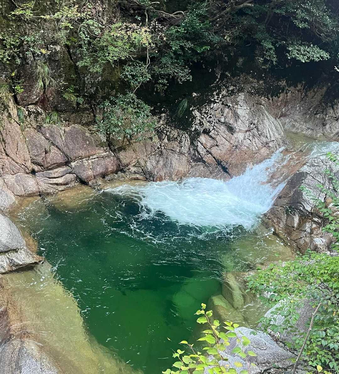 エメラルドグリーンの石水渓