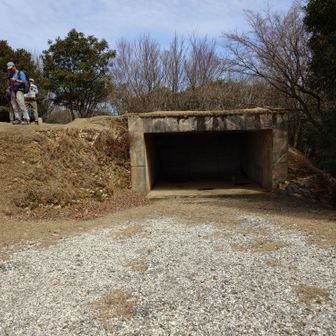 山頂にはコンクリート製の壕